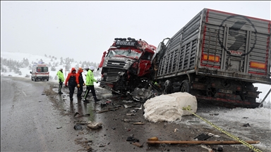 Li Sêwasê 2 TIR li hev qelibîn, kesek mir û 2 kes birîndar bûn