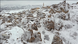 Karla kaplanan Kapadokya dronla görüntülendi