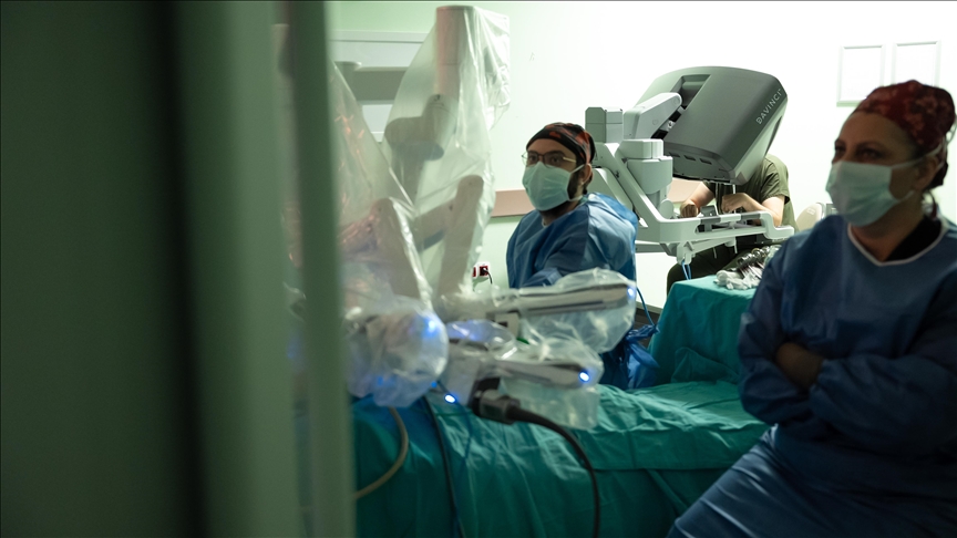 Antalya'da genç kadının karaciğerindeki 7 santimetrelik kitle robotik cerrahiyle alındı 