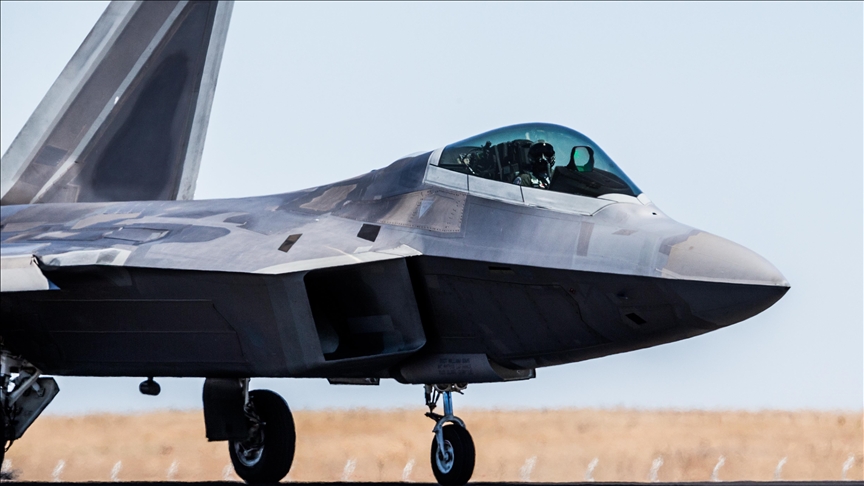 مقاتلات إف22 الأمريكية تتموضع بمدرج الإقلاع في مطار عوفدا بإسرائيل