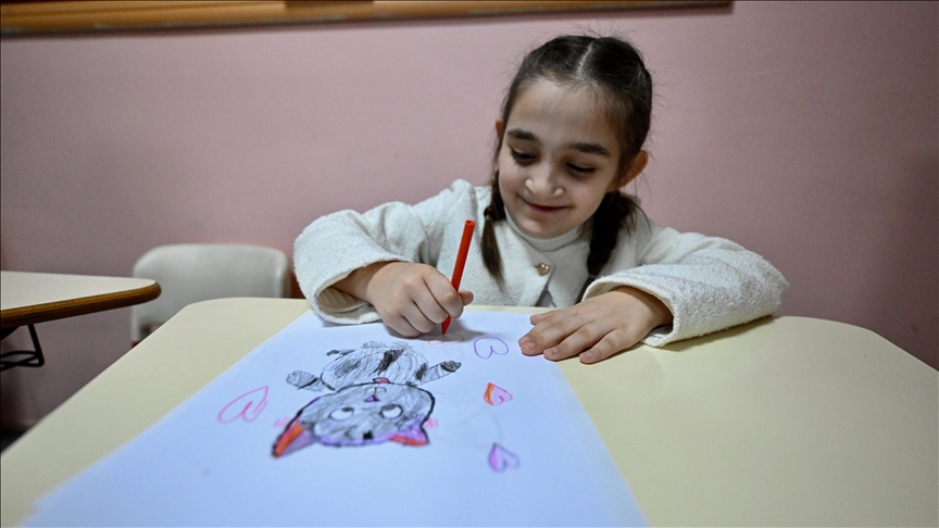 Otizmli Duru dünyasını resimle renklendirdi