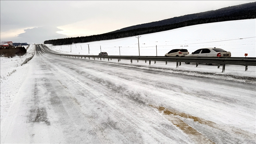 Rêya Qers û Goleyê ji ber berfê ji hatin û çûyînê ra hat girtin