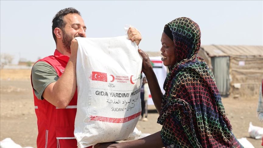 الهلال الأحمر التركي يوزع وجبات إفطار وسلات غذائية في السودان