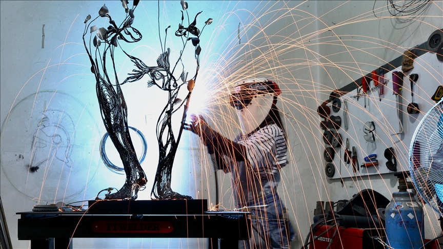 Metal parçalar kadın gücüyle sanat eserine dönüşüyor