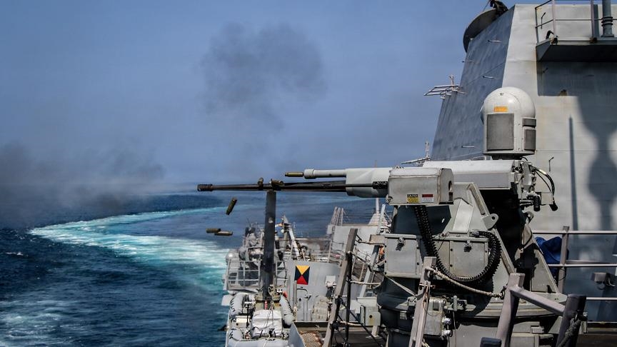 المدمرة الأمريكية "فرانك بيترسون جونيور" تجري تدريبات في بحر العرب