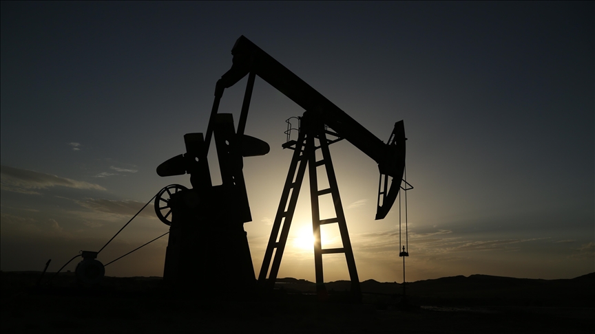 Oil prices hit 6-month high amid supply fears