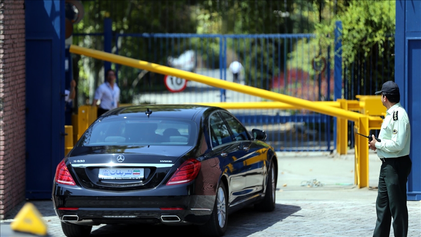 İngiltere'nin Tahran Büyükelçiliği geçici olarak kapatıldı