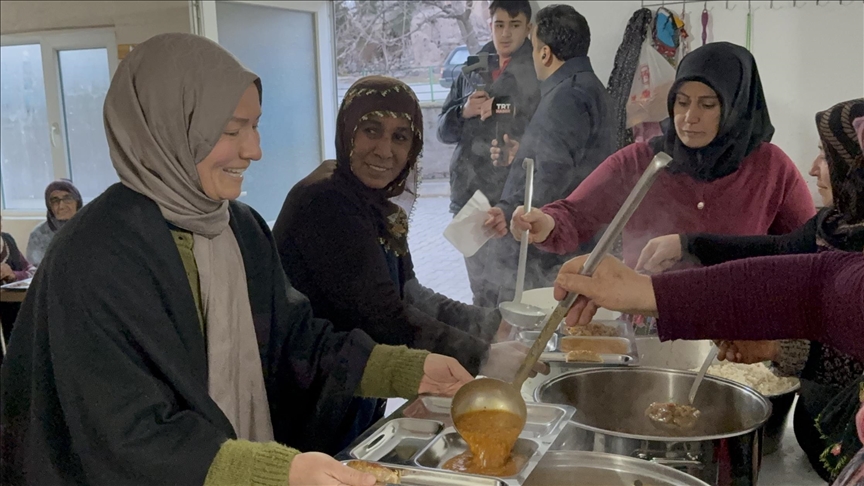 على مائدة إفطار.. حكاية تضامن تتجدد كل رمضان بقرية تركية