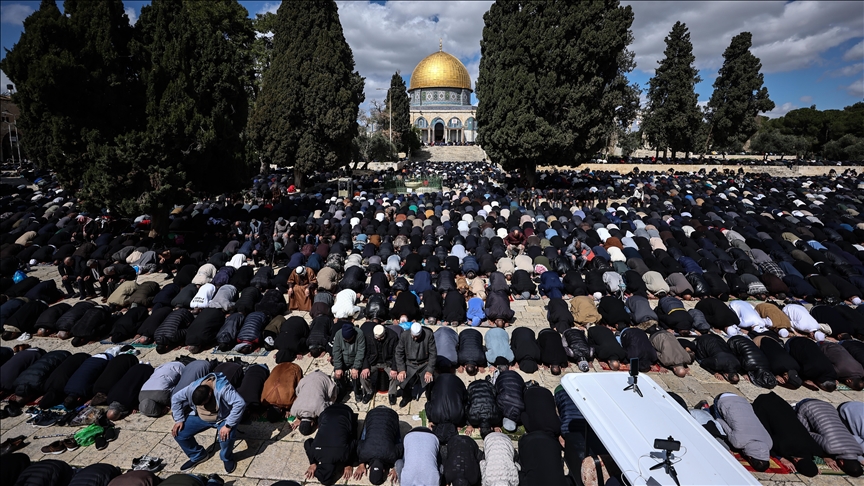 pavaresisht-kufizimeve-izraelite-rreth-100-mije-palestineze-falen-xhumane-e-dyte-te-ramazanit-ne-al-aksa