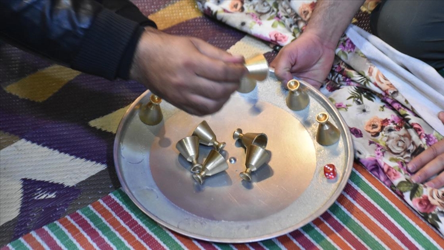 Kerkük'te ramazan gecelerinin geleneksel eğlencesi "sini zarf" oyunu sürdürülüyor