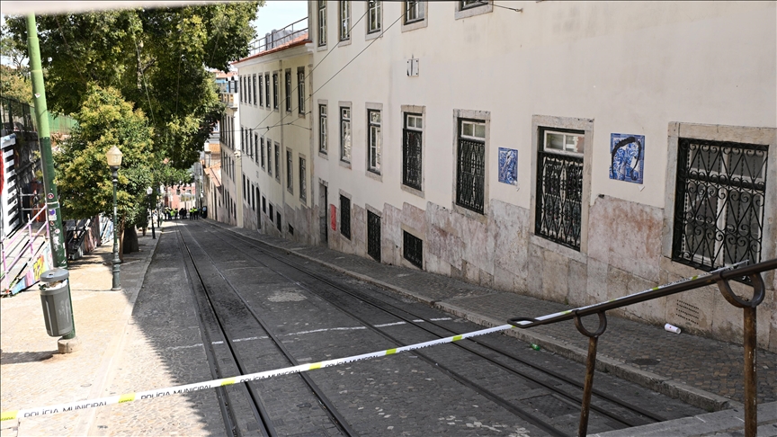 Tram derails in central Milan, killing 2 people and injuring dozens