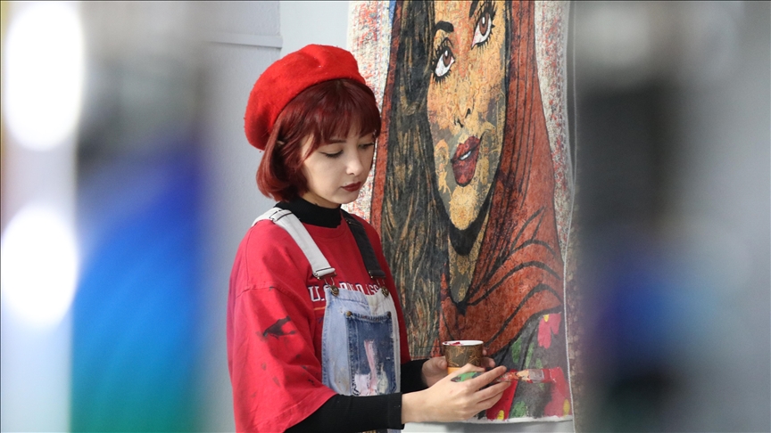 Depremzede genç kadın ressamın tuvali, halı ve duvarlar oldu