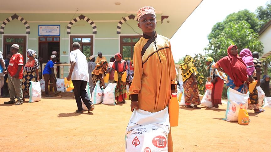 وقف الديانة التركي يوزع مساعدات رمضانية في تنزانيا