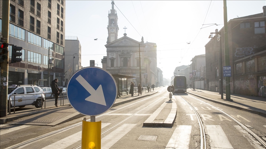 Milano'da tramvay raydan çıkarak kaza yaptı