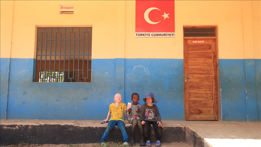 Kara kıtanın "albino" çocuklarının yüzünü Türk Diyanet Vakfı güldürdü