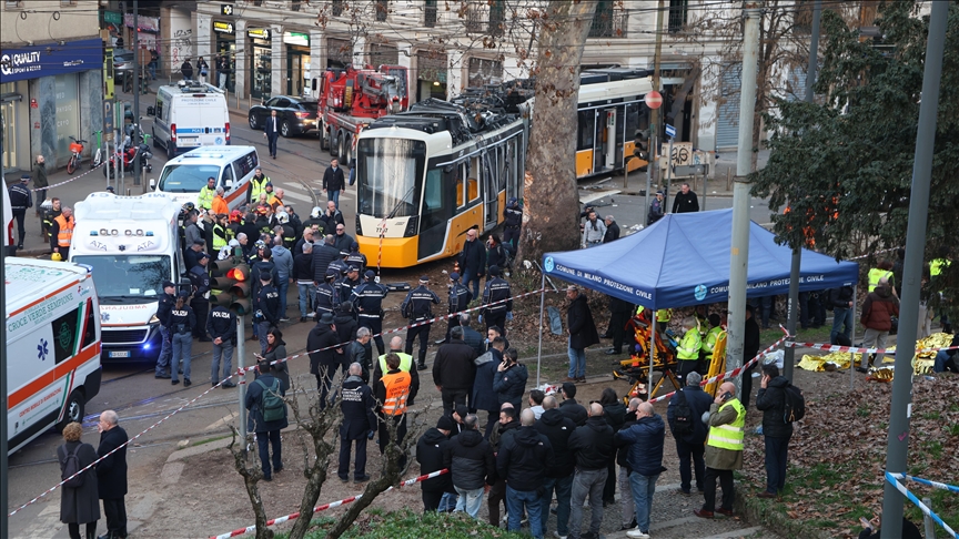 Milano'da tramvay raydan çıkarak kaza yaptı