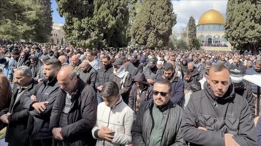 رغم تشديد إسرائيل.. 100 ألف فلسطيني يصلون بالأقصى في ثاني جمعة برمضان