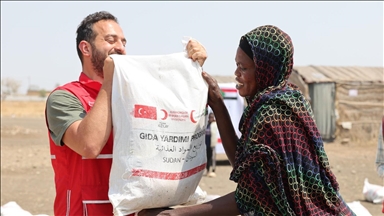 الهلال الأحمر التركي يوزع وجبات إفطار وسلات غذائية في السودان
