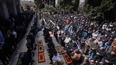 İsrail’in engellemelerine rağmen 100 bin Filistinli ramazanın ikinci cuma namazını Mescid-i Aksa’da kıldı