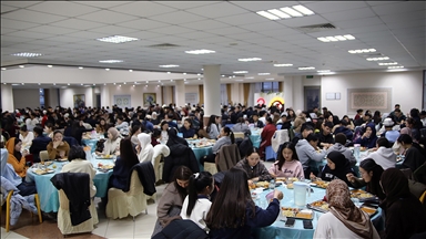 Kırgızistan'a lisans eğitimi için Türkiye'den gelen öğrenciler iftar heyecanını beraber yaşıyor