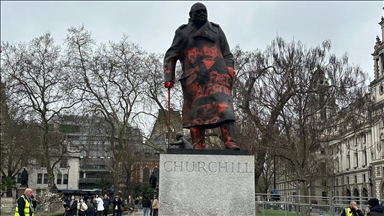 Spomenik Winstona Churchilla u Londonu osvanuo s crvenim grafitima: „Cionistički ratni zločinac“