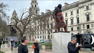 Осквернавен споменикот на Винстон Черчил во Лондон со натпис „Ционистички воен злосторник“