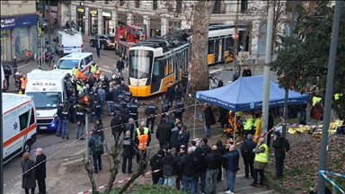 Milano'da tramvay raydan çıkarak kaza yaptı