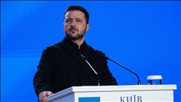 Zelenskyy says he would accept nuclear weapons from UK, France, but denies receiving proposals