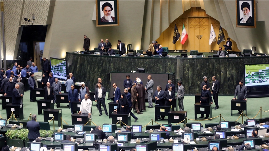 Le président du Conseil de sécurité nationale du Parlement iranien, Azizi, déclare que l'Iran va riposter à Israël