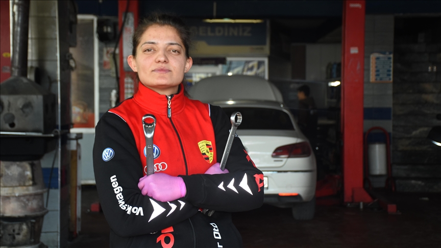 Një 25 vjeçare kryen mirëmbajtje dhe riparime të automjeteve në servis