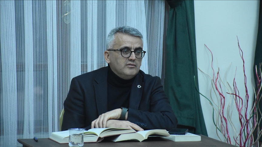 Okuyunca çok etkilendiği Kutadgu Bilig eserini iki yıldır anlatıyor