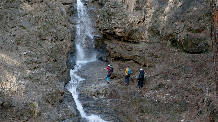 Kayseri'deki 150 metre yükseklikten çağlayan Uçansu Şelalesi, yılın sadece 1 ayı akıyor