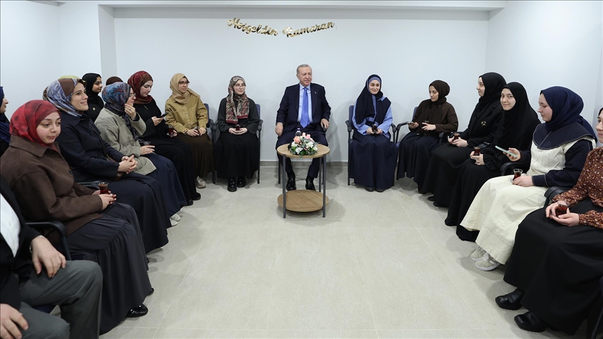 Cumhurbaşkanı Erdoğan, İstanbul'da kız öğrenci yurdunu ziyaret etti