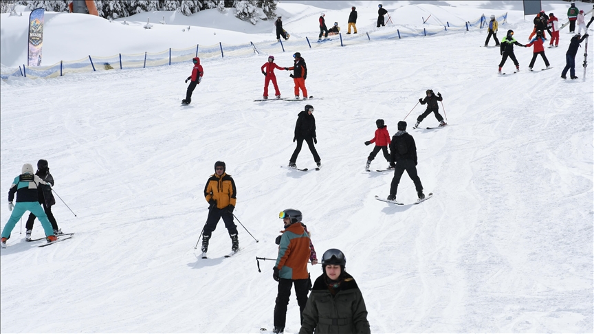 Sarıkamış Kayak Merkezi'nde hafta sonu yoğunluğu