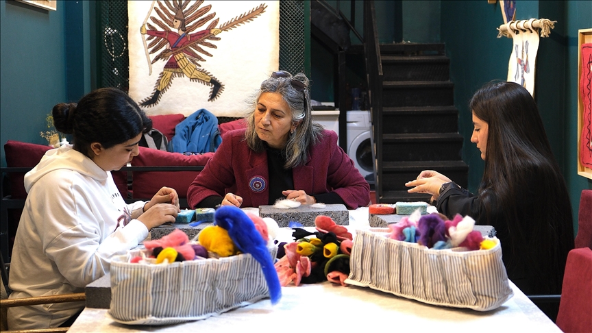 Artistja e cila prodhon vepra artistike nga felti synon t ua kalojë artin e saj brezave të ardhshëm