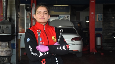 Një 25-vjeçare kryen mirëmbajtje dhe riparime të automjeteve në servis