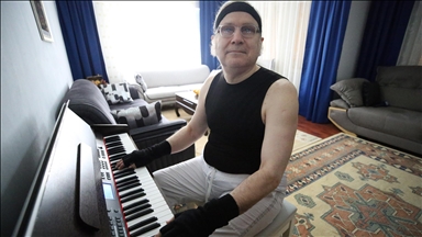 Artisti me shikim të kufizuar gjen ngushëllim në muzikë, synon të publikojë një album