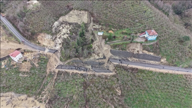 Ordu'da heyelan nedeniyle mahalle yolu ulaşıma kapandı