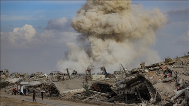 İsrail ordusu Gazze Şeridi'nin çeşitli bölgelerini bombaladı, binaları patlayıcılarla yıktı