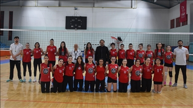 Tecrübeli başantrenör, eski öğrencileriyle geleceğin voleybolcularını yetiştiriyor