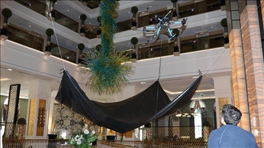 Lüks otellerin avizelerinin temizliği de dronla yapılıyor