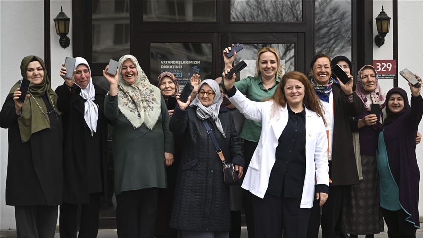 Başkentte kadınlar akıllı telefon eğitimiyle dijital dünyayı öğretiyor