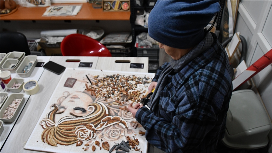 Diplomohet në universitet me rezultate të larta  54 vjeçarja krijon vepra arti mozaiku