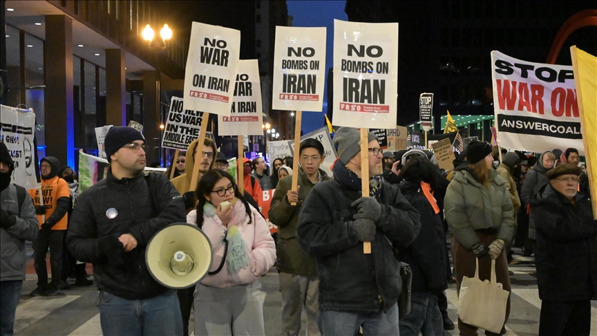 Frappes américano-israéliennes sur l’Iran : des centaines de manifestants protestent à Chicago