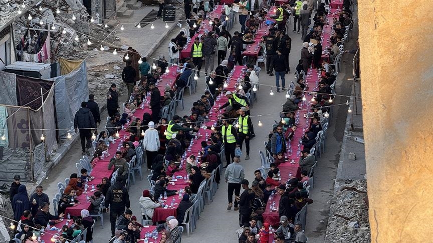 غزة.. إفطار جماعي رمضاني بخان يونس وسط ركام المنازل المدمرة