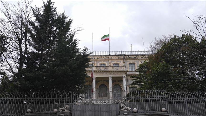 پرچم‌ها در سرکنسولگری ایران در استانبول به حالت نیمه‌افراشته درآمد