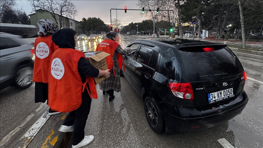 Të rinjtë ofrojnë ëmbëlsira të përgatitura nga nënat atyre për njerëzit që çelin iftar në rrugë