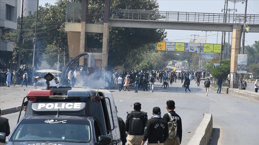 Pakistan'da bir grup gösterici, ABD'nin Karaçi Konsolosluğu'na girmeye çalıştı