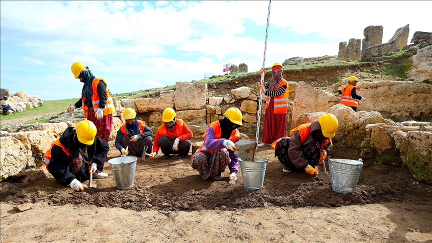 Diyarbakır'da kadınlar 3 bin yıllık Zerzevan Kalesi'nde tarihin izini sürüyor