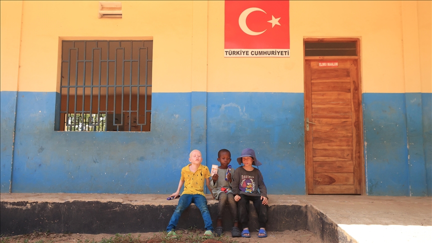 Turqia solli buzëqeshje në fytyrat e fëmijëve me albinizëm në kontinentin afrikan